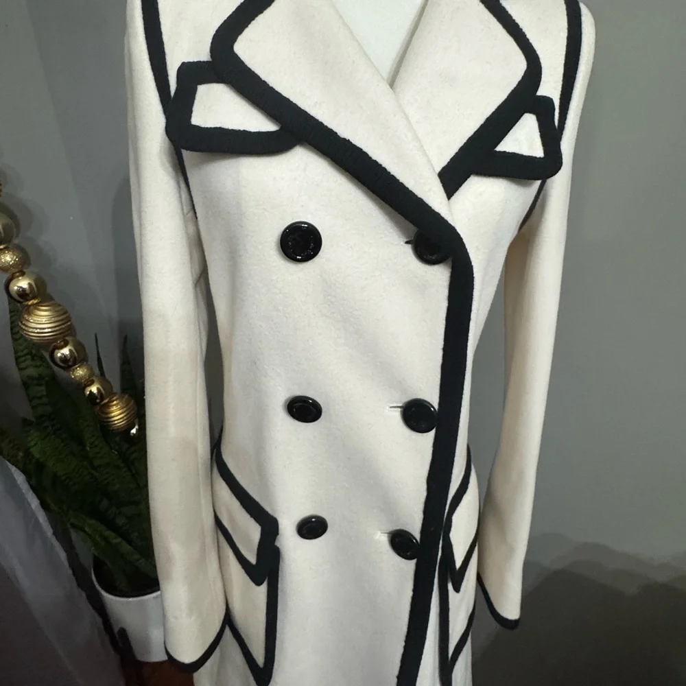Calvin Klein Women’s Cream Trench Coat with Black Trim – Size 2